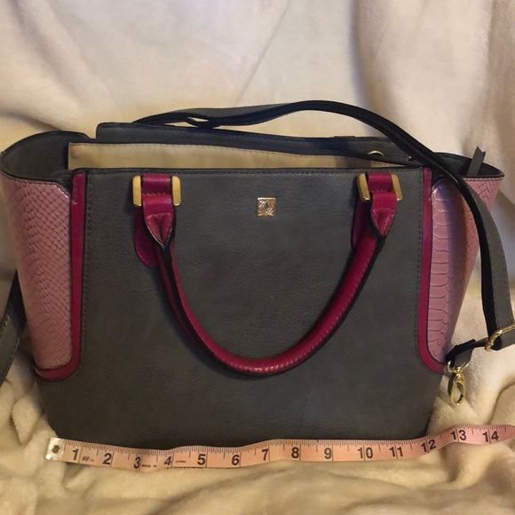 Kate Landry - Picture 3 of 3